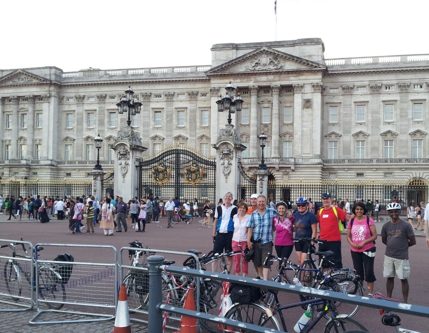 20140726 Group in front of Buck Palace